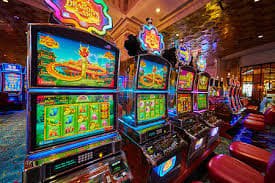 Layar permainan live-dealer hyperslot dengan meja blackjack, roulette, dan Dragon Tiger